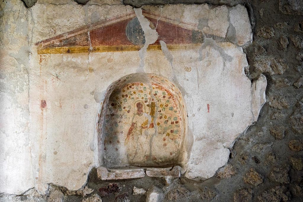 IX.14.4 Pompeii. July 2024. Kitchen 18, detail of painted niche of lararium set into south wall. Photo courtesy of Johannes Eber.