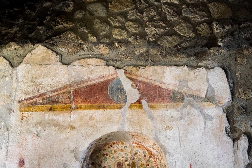 IX.14.4 Pompeii. July 2024. Room 18, detail of painted aedicula above niche. Photo courtesy of Johannes Eber.