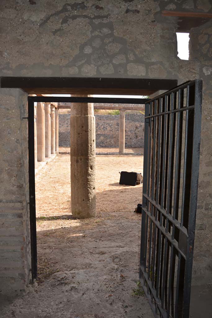 IX.14.4 Pompeii. September 2019. 
Oecus 14, doorway onto west portico, looking east across peristyle.
Foto Annette Haug, ERC Grant 681269 DÉCOR.
