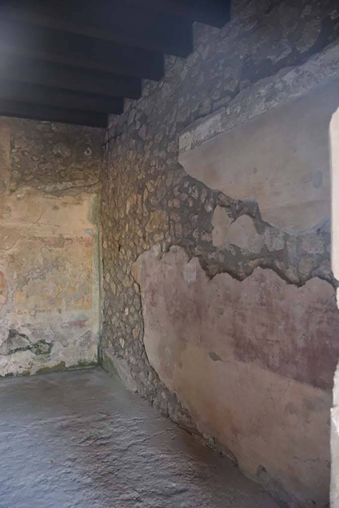 IX.14.4 Pompeii. July 2017. Room 12, looking along north wall towards north-west corner.
Foto Annette Haug, ERC Grant 681269 DÉCOR.
