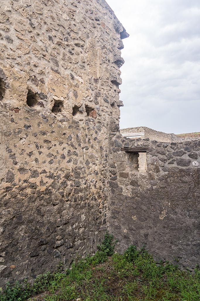 IX.14.4 Pompeii. July 2024. 
Room 7, detail of north wall with an upper floor. Photo courtesy of Johannes Eber.
