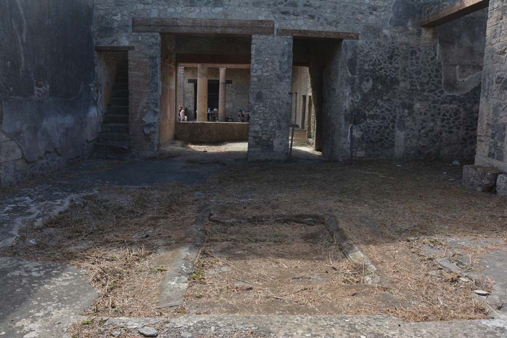 IX.14.4 Pompeii. September 2019.
Room 27, the secondary atrium at IX.14.2, looking south across impluvium towards staircase, tablinum 19 and corridor.
Foto Annette Haug, ERC Grant 681269 DÉCOR.