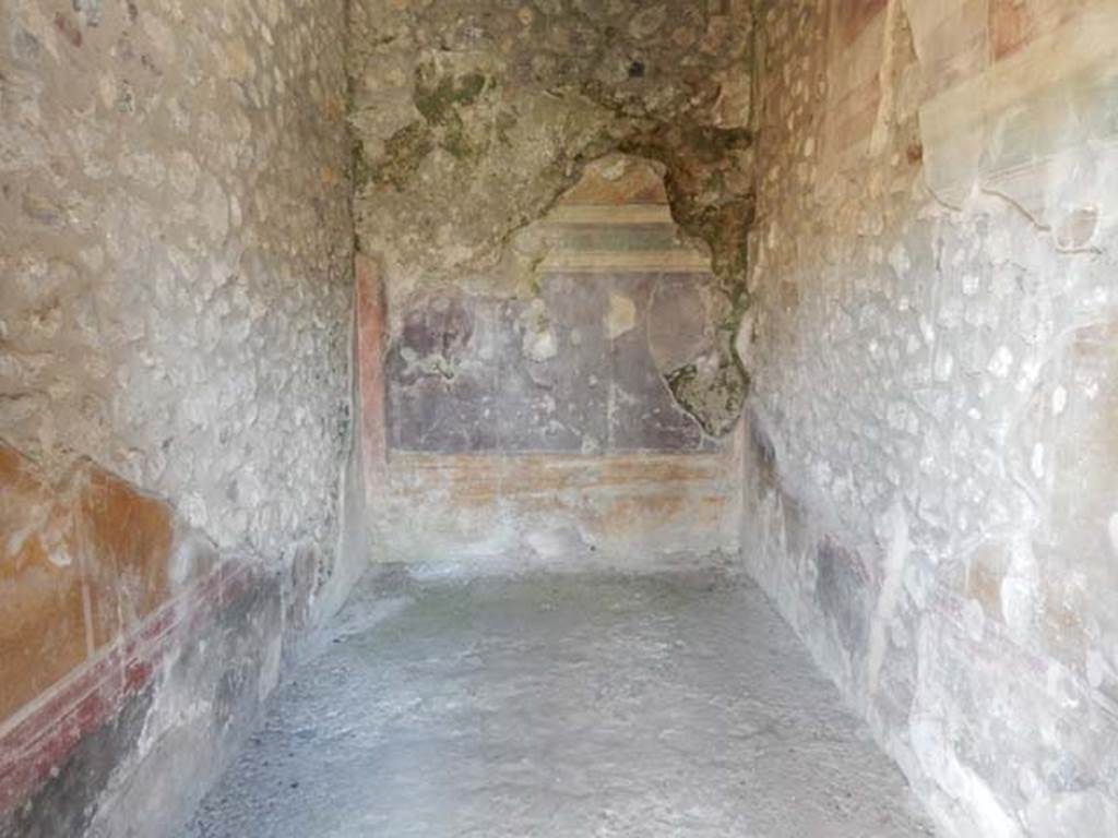 IX.14.4 Pompeii. May 2017. Room 15, cubiculum, looking west from doorway. Photo courtesy of Buzz Ferebee.