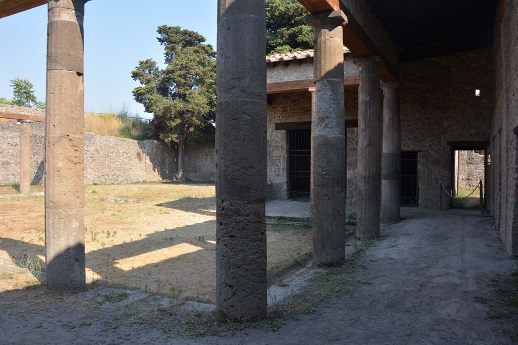 IX.14.4 Pompeii. July 2017. Looking south-east across peristyle.
Foto Annette Haug, ERC Grant 681269 DÉCOR.