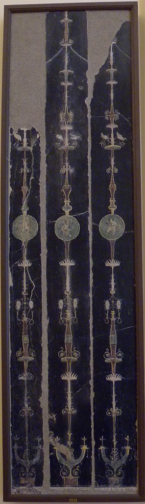 HGW06 Pompeii. Found in triclinium on 18th May 1748.
Wall painting of three candelabra with cupids mainly related to the world of Dionysus.
Now in Naples Archaeological Museum. Inventory number 9874.