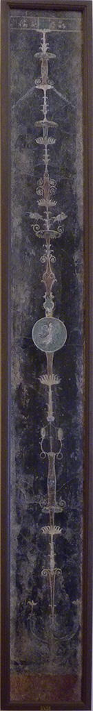 HGW06 Pompeii. Found in triclinium on 18th May 1748.
Wall painting of a candelabrum with a flying cupid in the central medallion.
Now in Naples Archaeological Museum. Inventory number 8538.