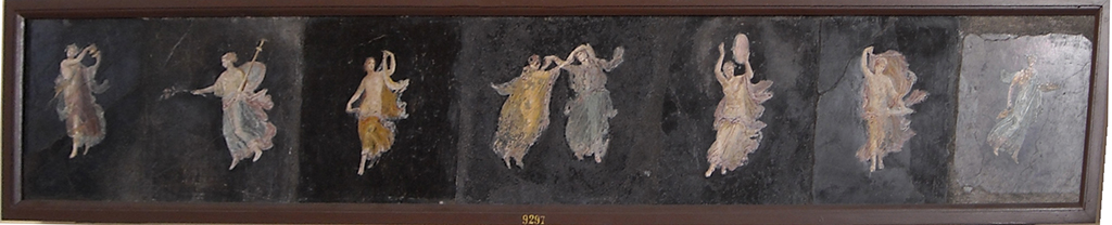HGW06 Pompeii. Found in triclinium on 18 January 1749.
Seven fragments with flying figures with a jug and musical instruments.
Now in Naples Archaeological Museum. Inventory number 9297.