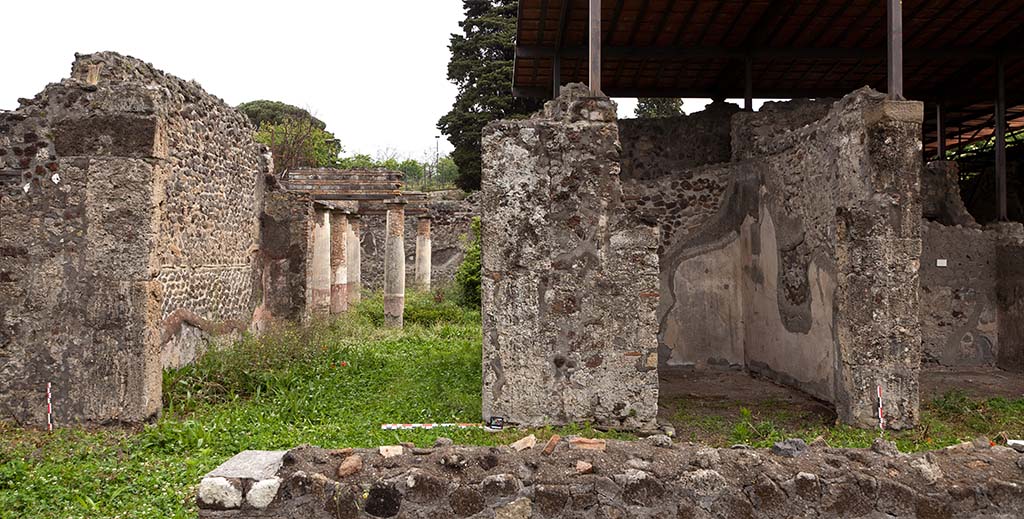 HGW24 Pompeii. May 2016. Looking east across terrace/loggia towards tablinum on left and room on its south side.
On the right is an exedra. Photo by Thomas Crognier. 
©Villa Diomedes Project, base de données Images, http://villadiomede.huma-num.fr/bdd/images/3473 . Consultée le 05/07/2021.

