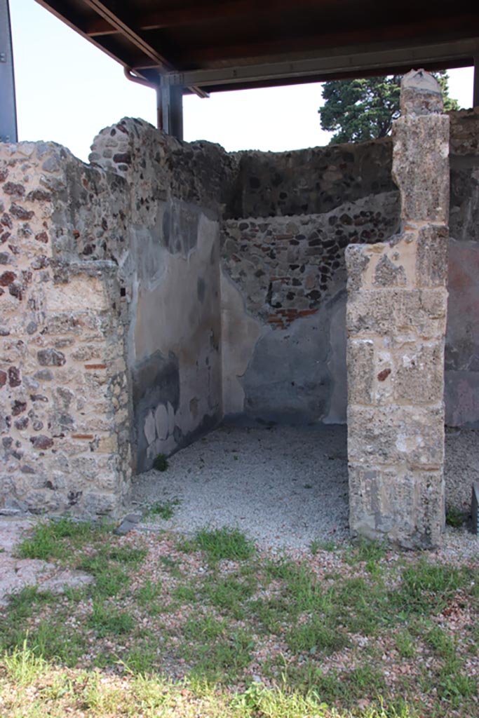 HGW24 Pompeii. Villa of Diomedes. October 2023.
Looking east through doorway into room on south side of tablinum. Photo courtesy of Klaus Heese.
(Villa Diomedes Project – area 35)
(Fontaine’s 4,3).
