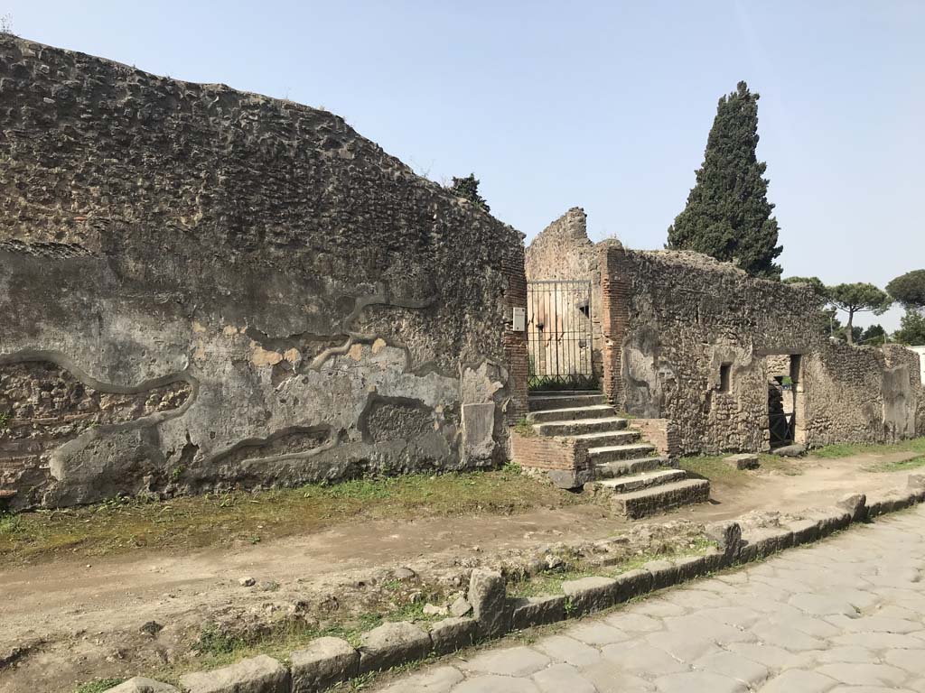 Via dei Sepolcri, west side, April 2019. Looking north along the exterior façade of the Villa of Diomedes.
Photo courtesy of Rick Bauer.