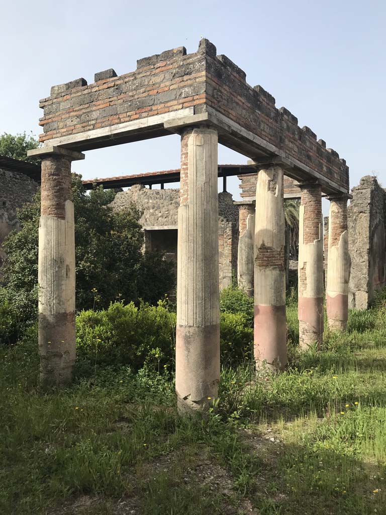 HGW24 Pompeii. April 2019. Looking south-west across peristyle from entrance doorway.
Photo courtesy of Rick Bauer.