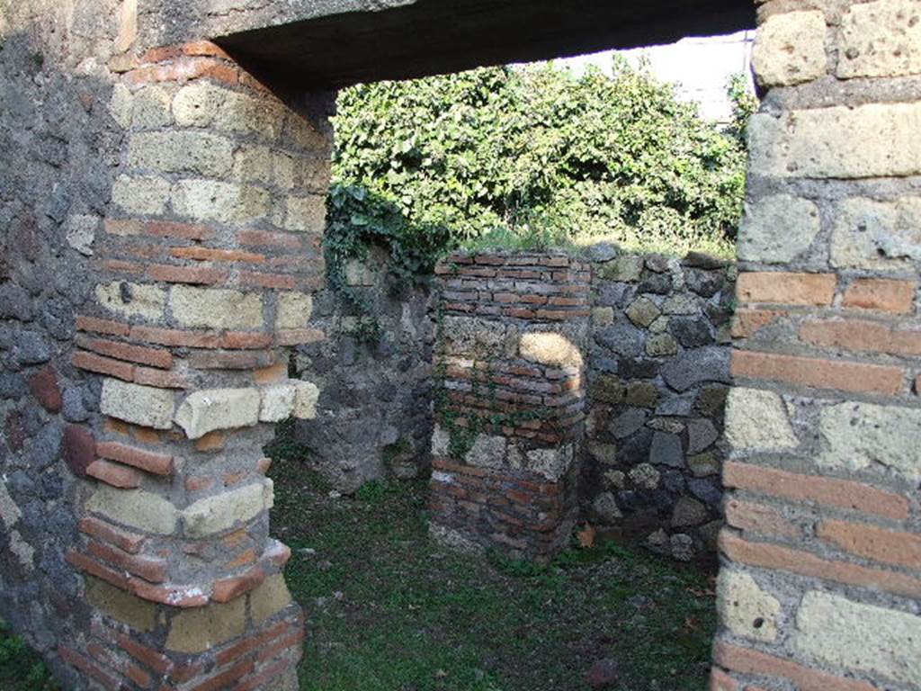 HGE12 Pompeii. December 2006. Doorway to room on east side of corridor.
