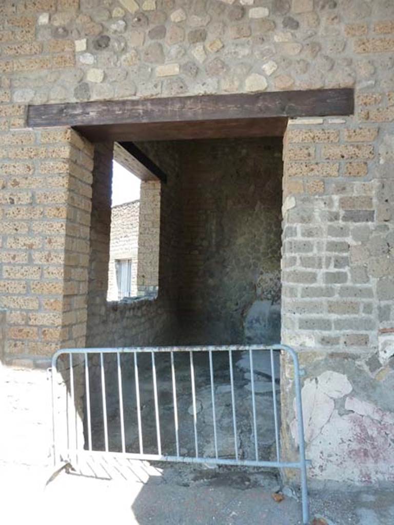 Villa San Marco, Stabiae, September 2015. Doorway to room 21.
