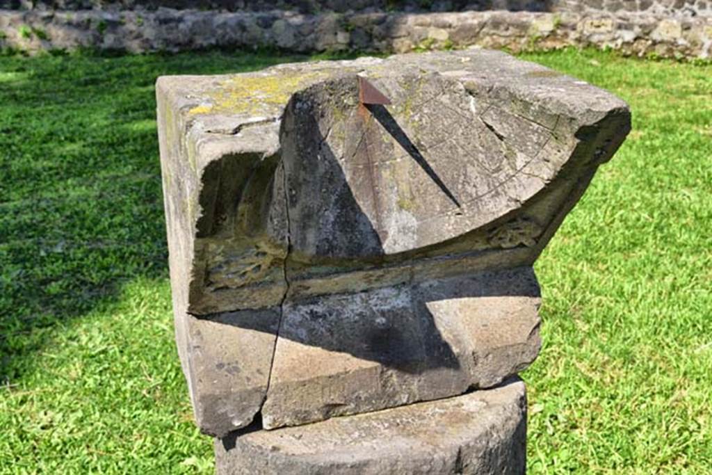 Villa San Marco, Stabiae, April 2018. Area 66, sundial in peristyle garden. Photo courtesy of Ian Lycett-King. Use is subject to Creative Commons Attribution-NonCommercial License v.4 International.