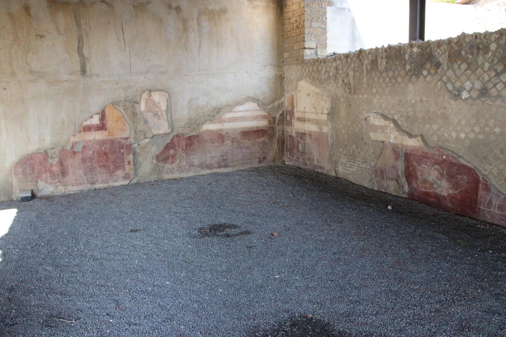 Villa San Marco, Stabiae, October 2022.
Portico 2 east wall, on left, joining in the south-east corner with south wall of Portico 1, on right. Photo courtesy of Klaus Heese.