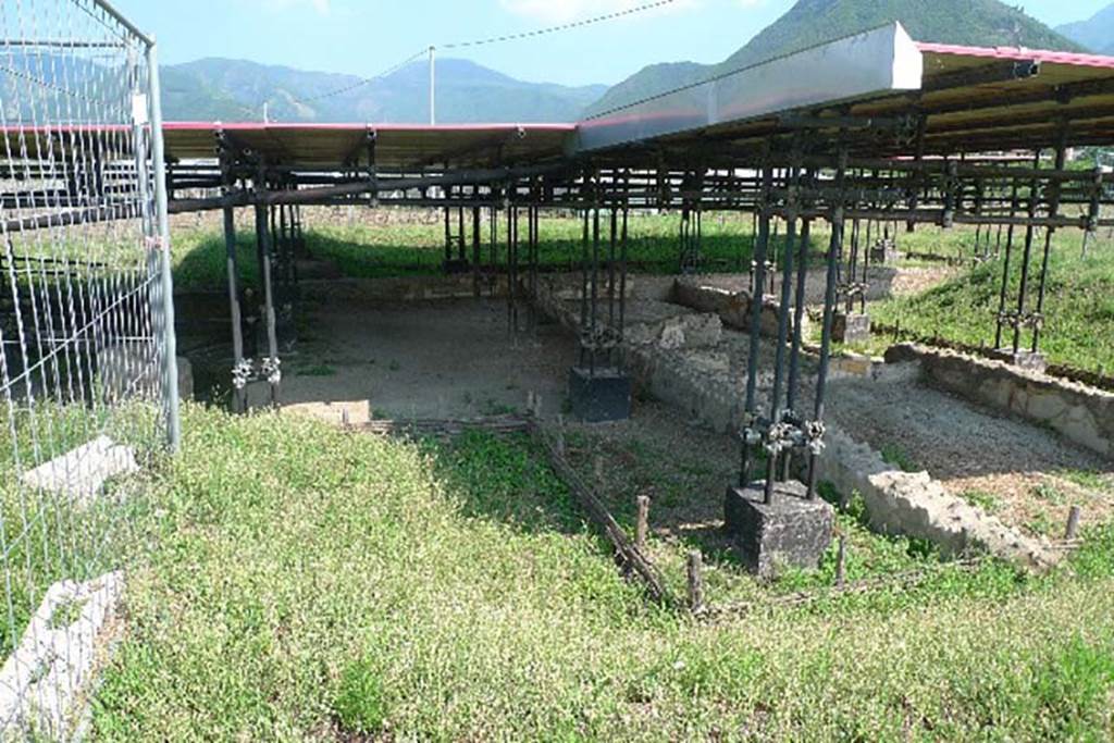 Villa San Marco, Stabiae, July 2010. West end of portico 1? Excavations near villa. Photo courtesy of Michael Binns.
According to Bonifacio, in the south-west corner of the peristyle three rooms were found, probably cubicula, on the inside of which were elements of decorative trellis work. The upper walls were decorated with coloured fourth style stucco.
See Bonifacio G. in Nuove ricerche archeologiche nell’area vesuviana (Scavi 2003-2006). SAP 25. p. 565-9, figs 3, 10, 11, 12, 13.