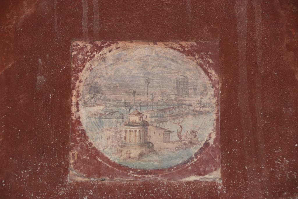 Villa San Marco, Stabiae, September 2019. Room 20, reproduction of medallion from east wall, (to the left of the hole in the wall).
(original now in Naples Archaeological Museum, inventory number 9409B.)