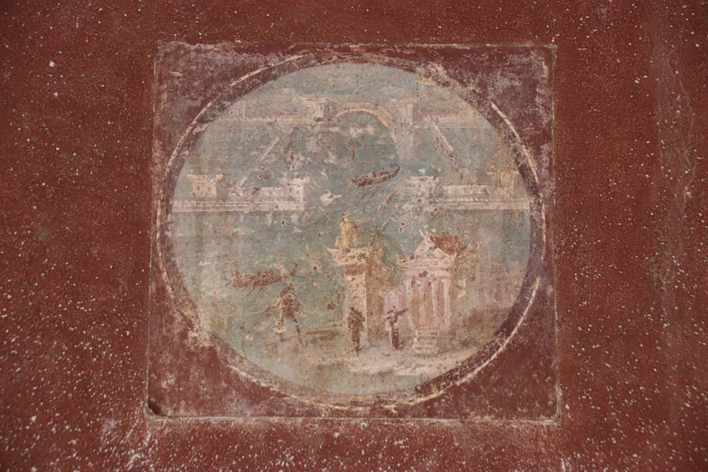 Villa San Marco, Stabiae, September 2019. Room 20, reproduction of medallion from east wall, (to the right of the hole in the wall).
(original now in Naples Archaeological Museum, inventory number 9408A.)