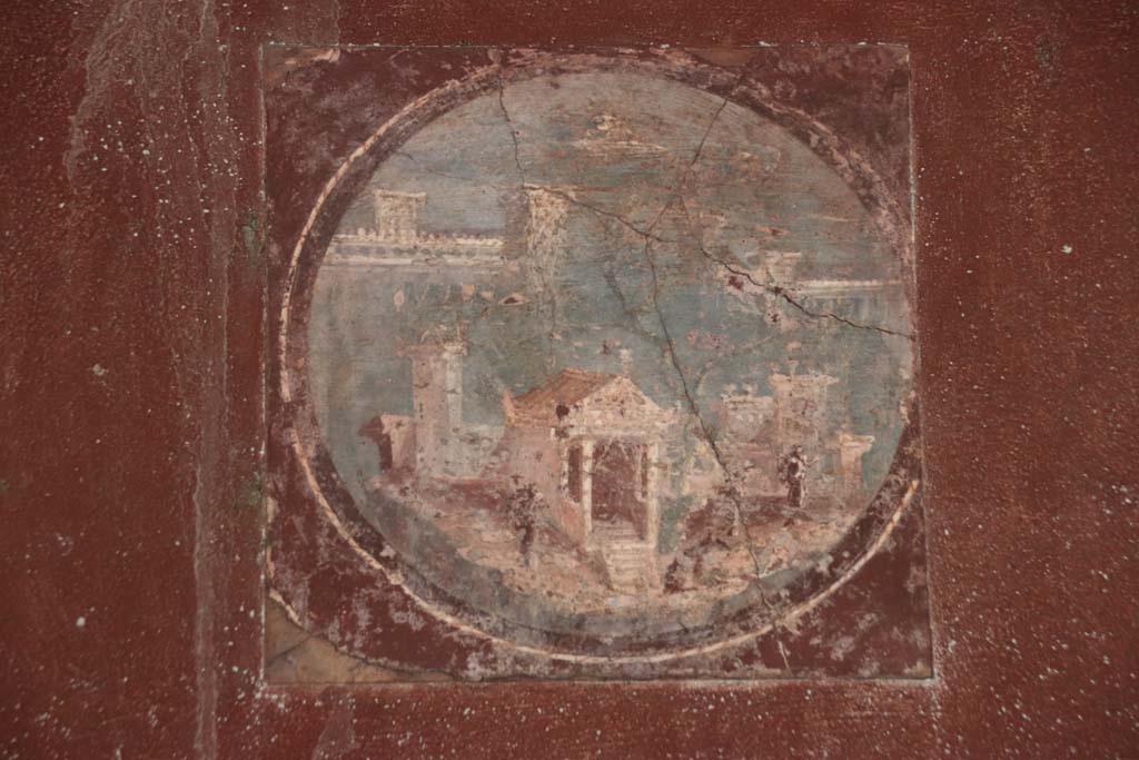 Villa San Marco, Stabiae, September 2019. Room 20, reproduction of medallion from east wall, (to the left in the above photo).
(original now in Naples Archaeological Museum, inventory number 9408B.)