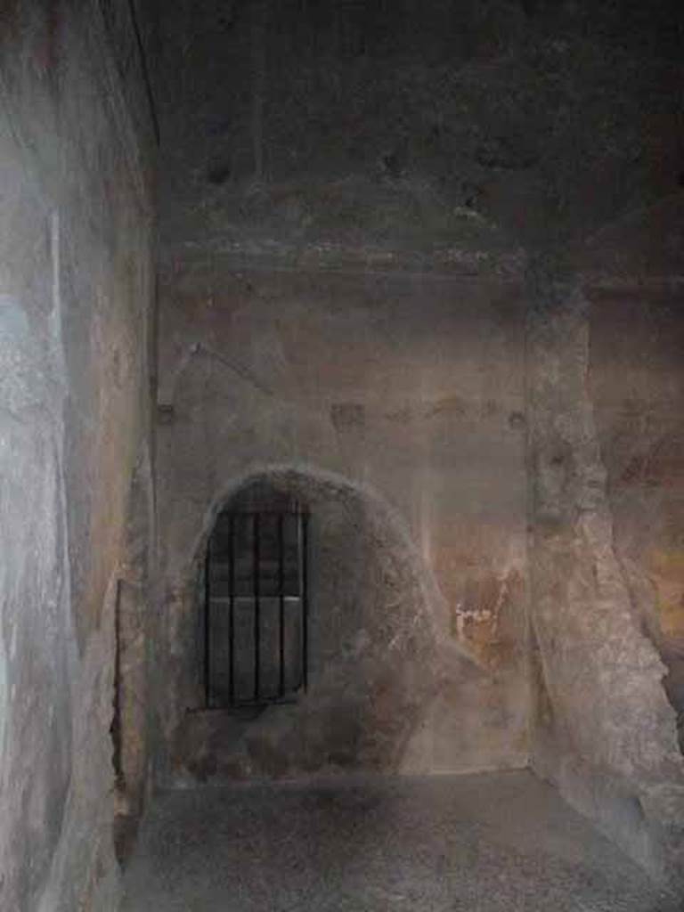 Villa of Mysteries, Pompeii. May 2010. Room 20, cubiculum west wall with hole into room 16.