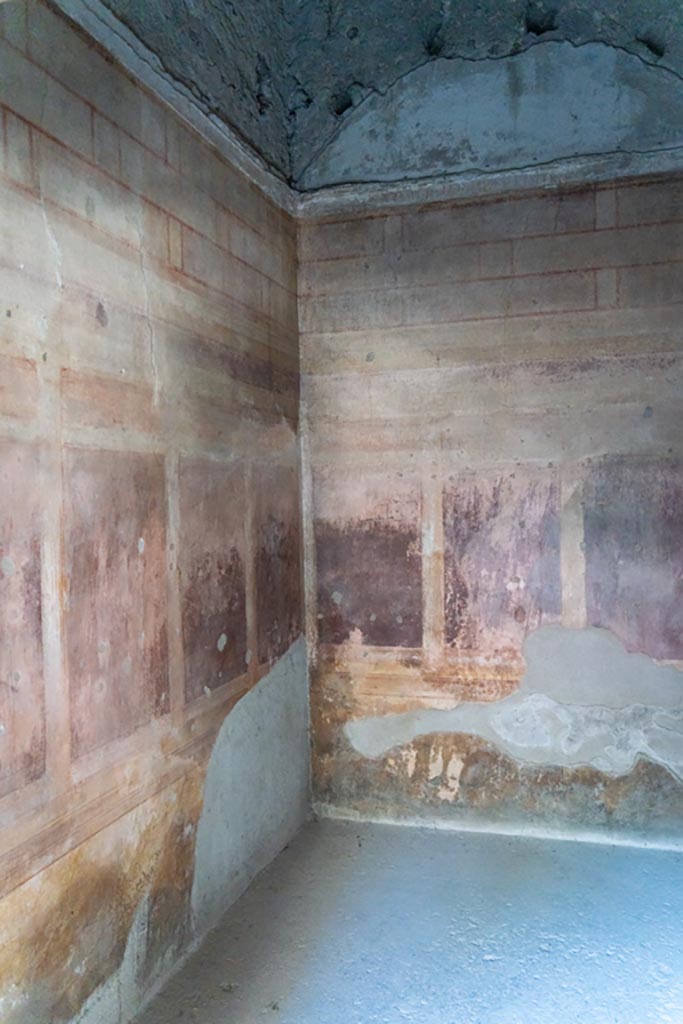 Villa of Mysteries, Pompeii. October 2023. 
Room 19, south-west corner of cubiculum. Photo courtesy of Johannes Eber.
