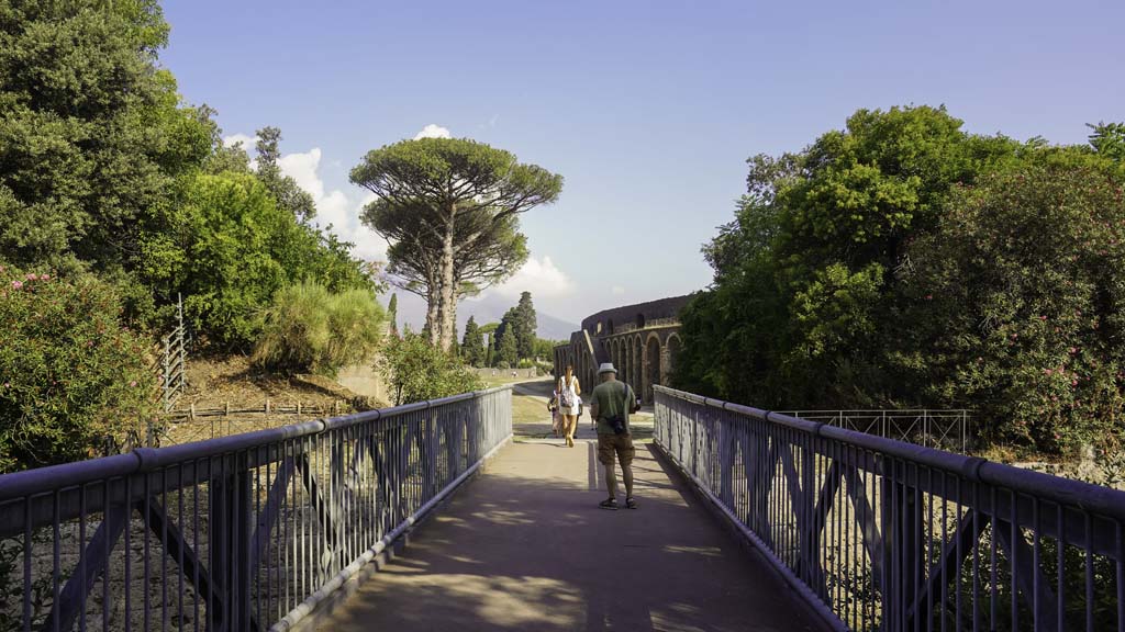Piazza Anfiteatro. August 2021. Entrance to Pompei Scavi.
New entrance ramp leading north to Piazzale Anfiteatro and Amphitheatre. Photo courtesy of Robert Hanson.