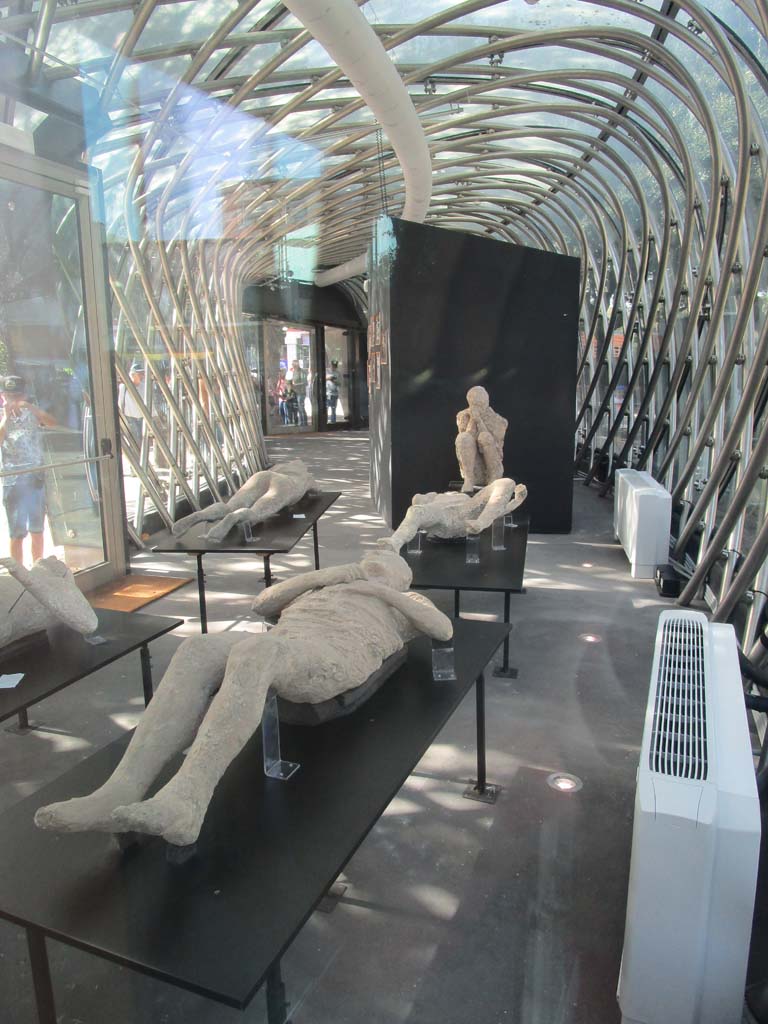 Piazza Anfiteatro. April 2019. Exhibition centre, display of plaster-casts.
Photo courtesy of Rick Bauer.