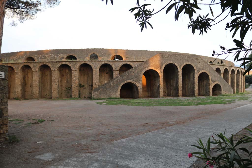Piazzale Anfiteatro. September 2018. Looking south from end of Vicolo dell’Anfiteatro. Photo courtesy of Aude Durand.

