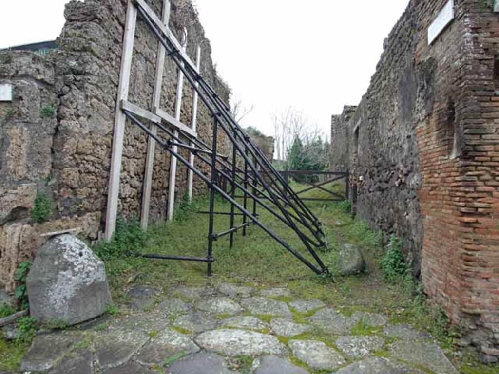 Unnamed vicolo between IX.10 and IX.9. May 2010.Looking south from junction with Via di Nola, between IX.10 and IX.9. 
