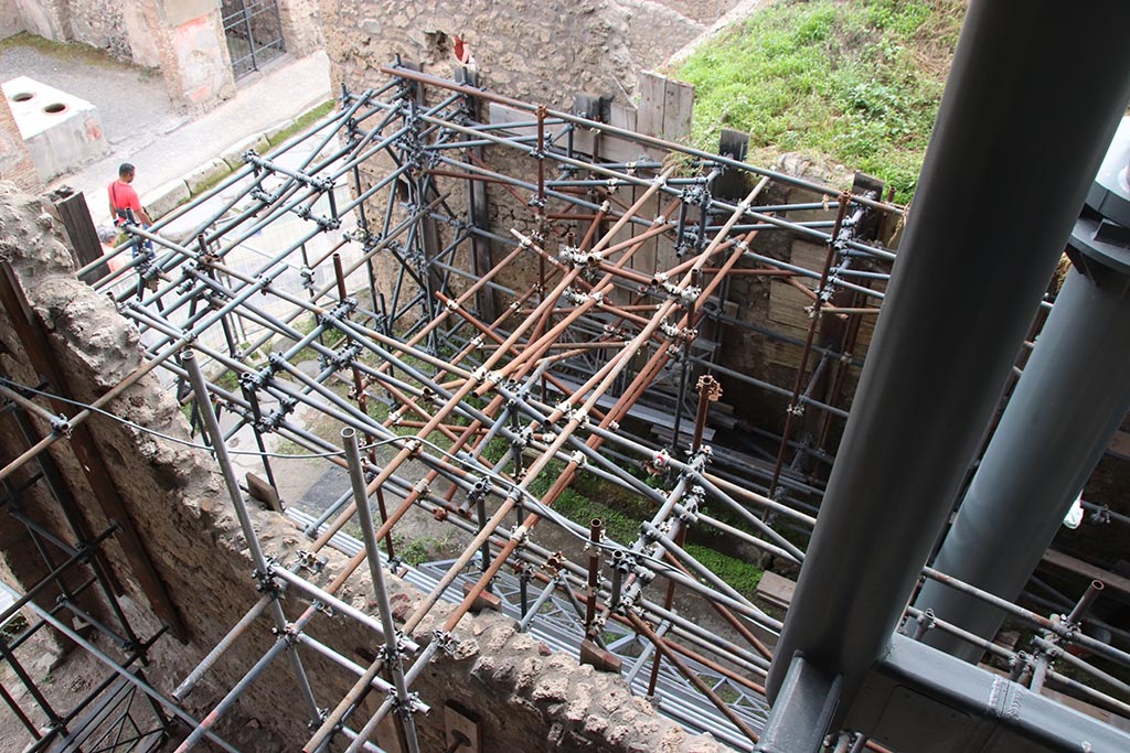 Unnamed vicolo between IX.11 and IX.12. October 2024. 
Looking south-west from IX.12.1 towards west side of vicolo at south end. Photo courtesy of Klaus Heese.
