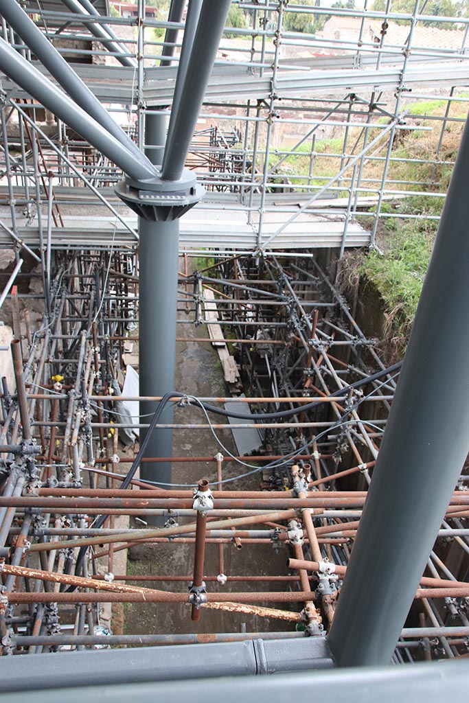 Unnamed vicolo between IX.11 and IX.12. October 2024.
Looking south, with unexcavated IX.11, on right. Photo courtesy of Klaus Heese.
