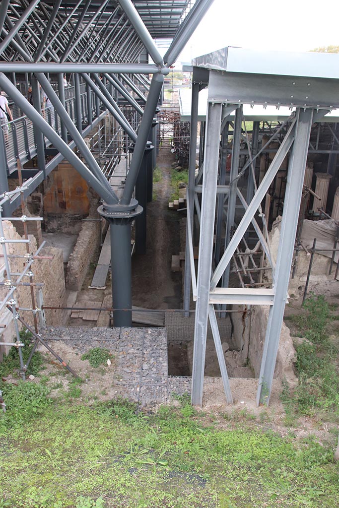 Unnamed vicolo between IX.11 and IX.12. October 2024.
Looking south, with IX.12.B, on left, and IX.11.7, on right. Photo courtesy of Klaus Heese.
