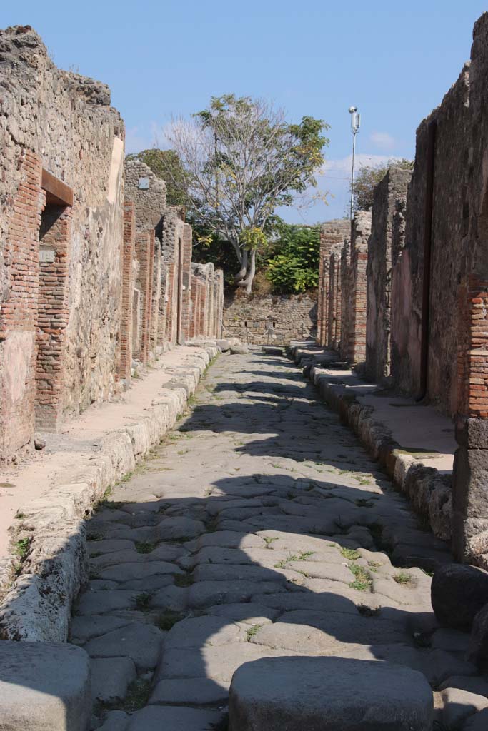 Unnamed vicolo between IX.3 and IX.2. September 2017. Looking east from near junction with Via Stabiana.
Photo courtesy of Klaus Heese.
