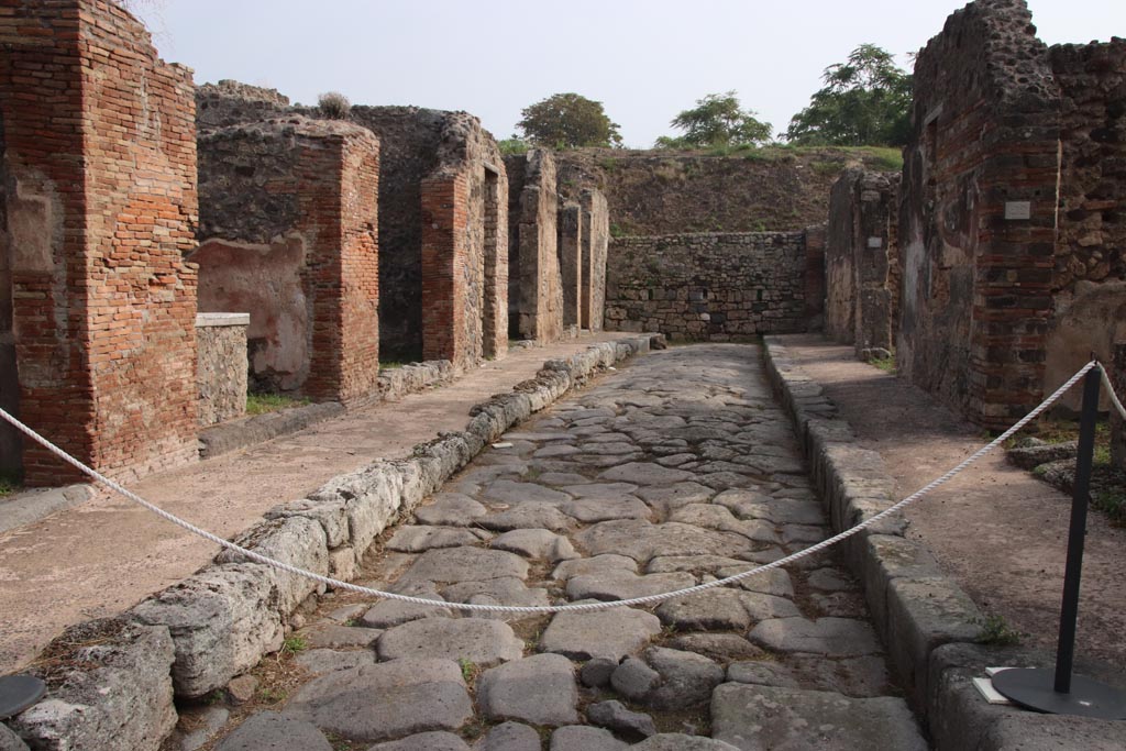 Unnamed vicolo between IX.6 and IX.7, Pompeii. October 2023.
Looking east from junction with Vicolo di Tesmo. Photo courtesy of Klaus Heese.
