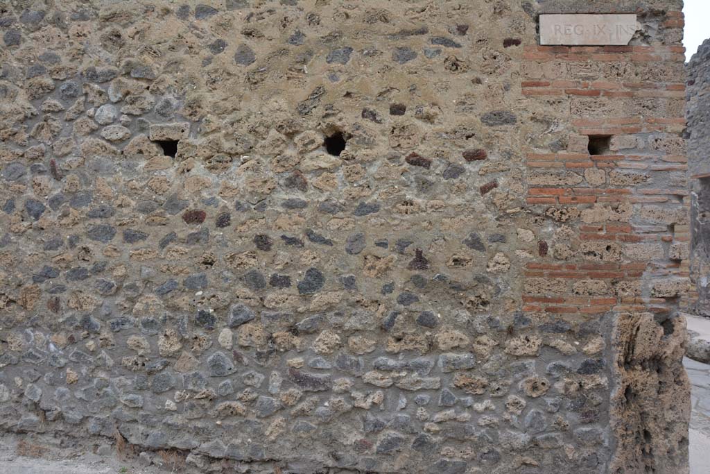 Unnamed vicolo between IX.5 and IX.6. May 2017. Lower exterior façade in south-east corner of insula, with Vicolo del Centenario, on right.
Foto Christian Beck, ERC Grant 681269 DÉCOR.
