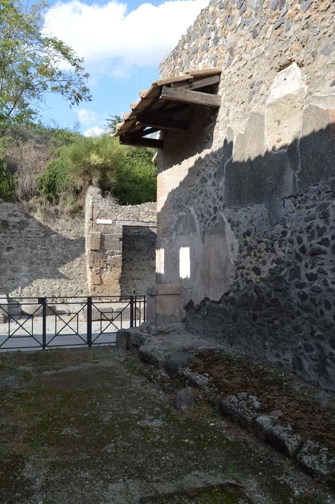 Unnamed vicolo, east side, Pompeii. October 2017. 
Looking north towards junction with Via dell’Abbondanza.
Foto Taylor Lauritsen, ERC Grant 681269 DÉCOR
