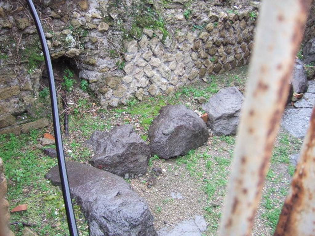 Unnamed vicolo between VIII.1.3 and VIII.1.1. December 2005. Looking into south end from the west end of Vicolo di Championnet. 
