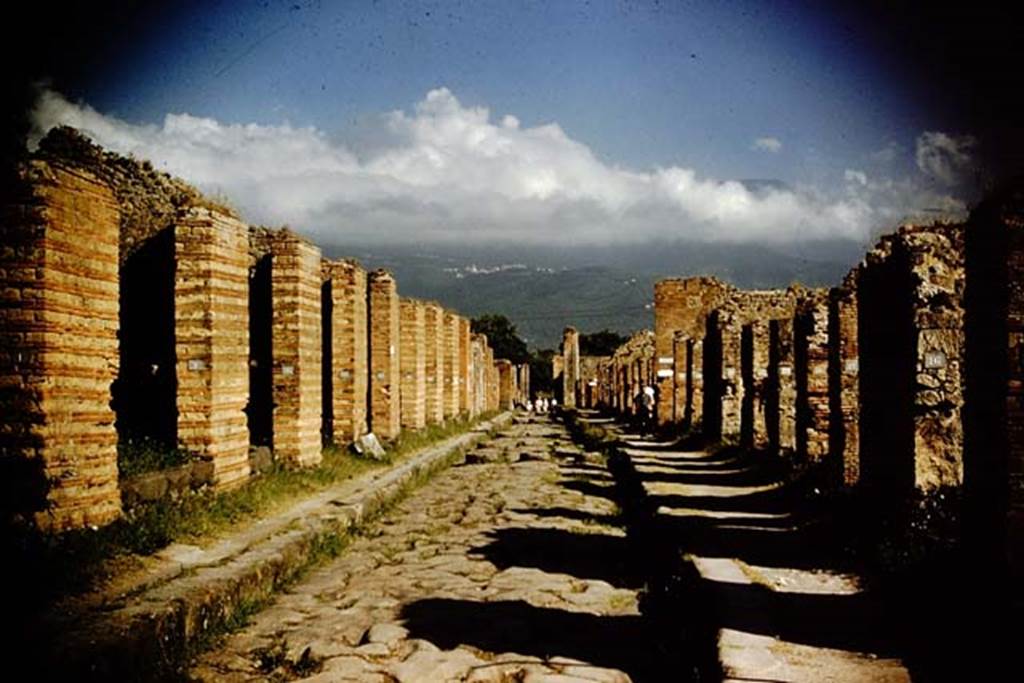 Via Stabiana, between IX.4 and VII.3. 1959. Looking south.  Photo by Stanley A. Jashemski.
Source: The Wilhelmina and Stanley A. Jashemski archive in the University of Maryland Library, Special Collections (See collection page) and made available under the Creative Commons Attribution-Non Commercial License v.4. See Licence and use details.
J59f0231
