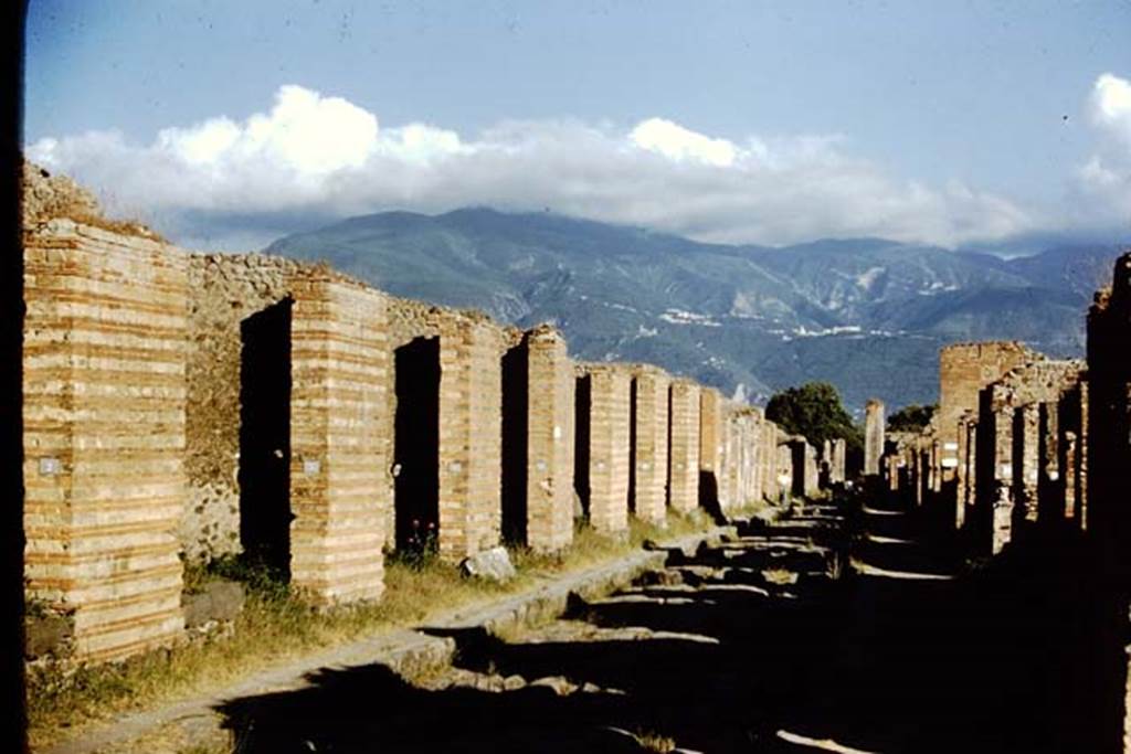 Via Stabiana, east side, between IX.4 and VII.3. 1959. Looking south.  Photo by Stanley A. Jashemski.
Source: The Wilhelmina and Stanley A. Jashemski archive in the University of Maryland Library, Special Collections (See collection page) and made available under the Creative Commons Attribution-Non Commercial License v.4. See Licence and use details.
J59f0603

