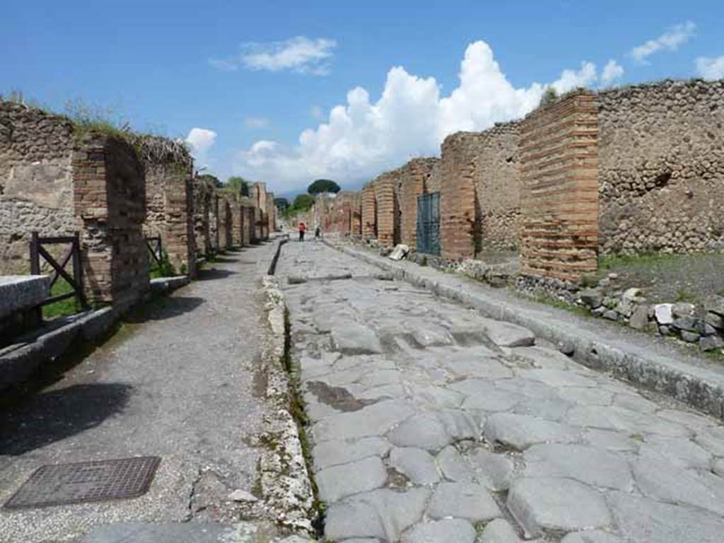 Via Stabiana, May 2010. Looking north between VII.3 and IX.4. from the junction with Vicolo del Panettiere