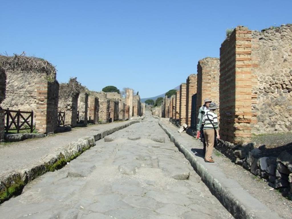 Via Stabiana between VII.3 and IX.4. March 2009. Looking north from junction with Vicolo del Panettiere. 