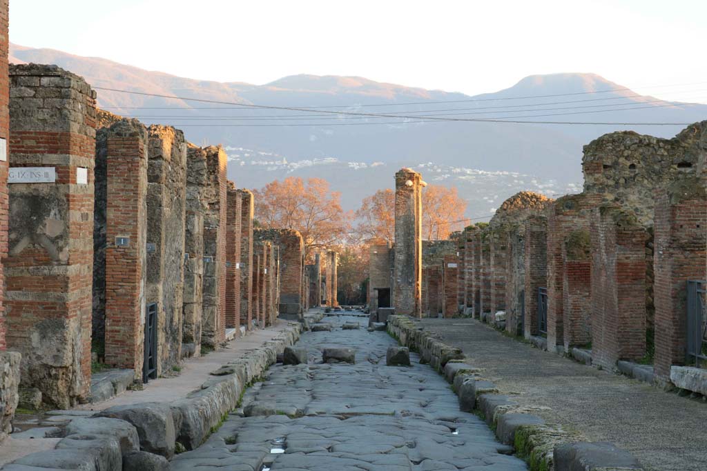 Via Stabiana, Pompeii. December 2018.
Looking south between IX.3, on left, at junction with unnamed vicolo, and VII.2, on right. Photo courtesy of Aude Durand.