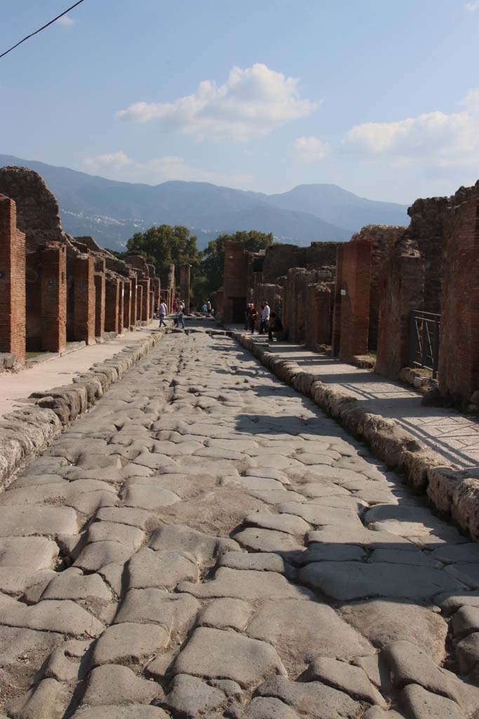 Via Stabiana, Pompeii. September 2017. Looking south between IX.2 and VII.1, from near junction with Via degli Augustali.
Photo courtesy of Klaus Heese.