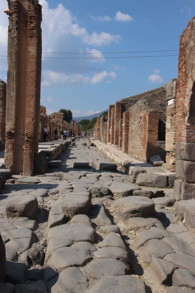 Via Stabiana, September 2017. Looking north between VII.2 and IX.3, from junction with Via degli Augustali.
Photo courtesy of Klaus Heese.