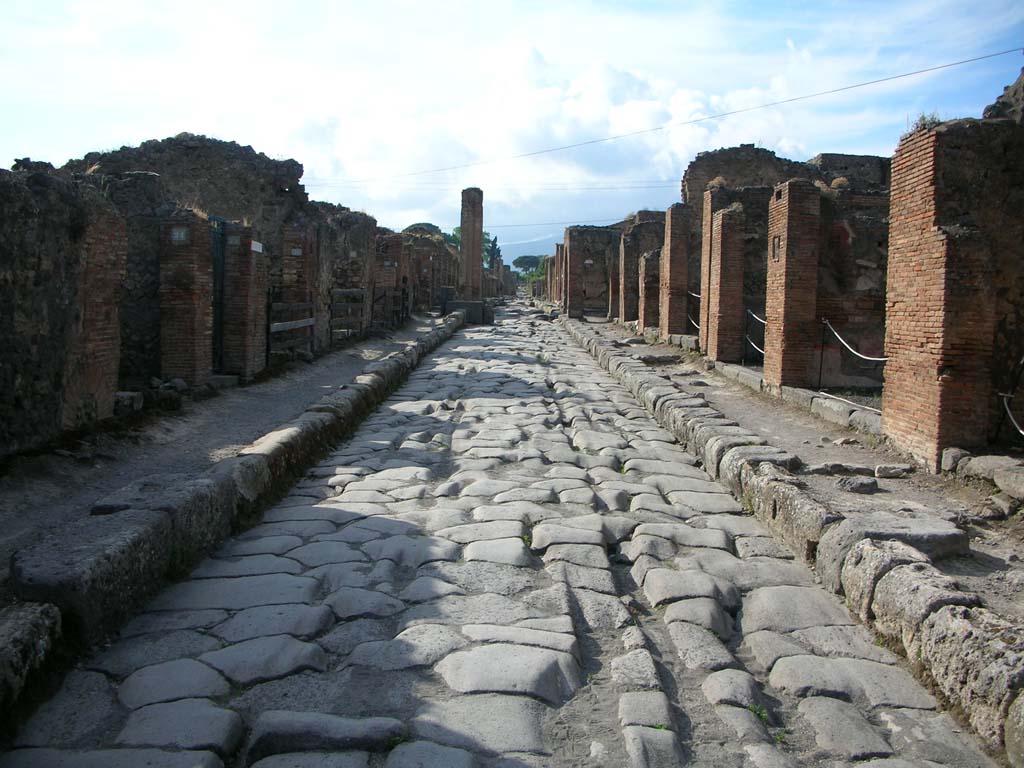 Via Stabiana, Pompeii. May 2010. Looking north between VII.1 and IX.2. Photo courtesy of Ivo van der Graaff.