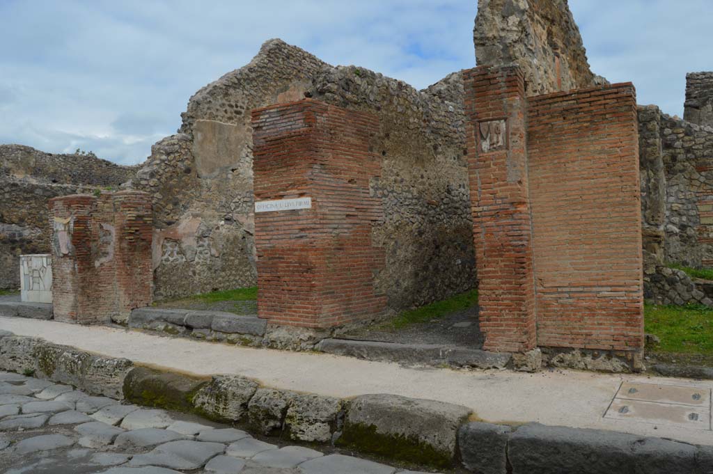Via Stabiana, Pompeii. December 2018. Looking north along east side, from IX.1.5, centre right.
Foto Taylor Lauritsen, ERC Grant 681269 DÉCOR.