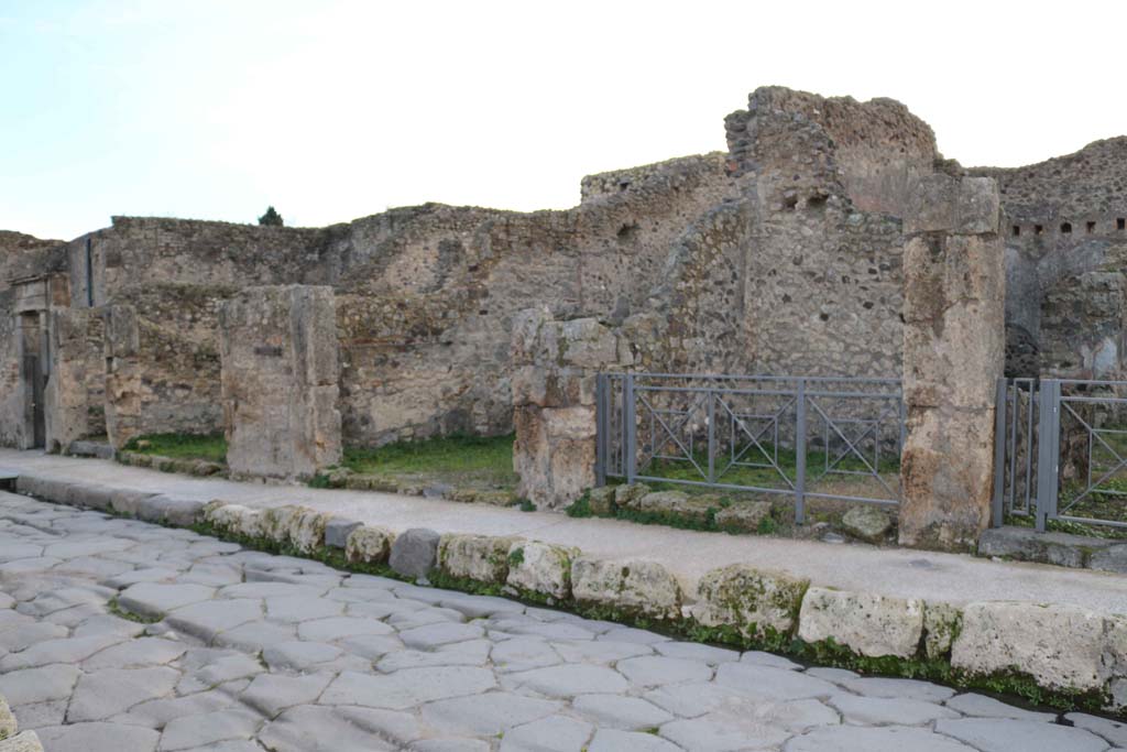 Via Stabiana, Pompeii. December 2018. Looking west towards entrance doorway from VII.1.17, on left, to VII.1.22, on right.
Photo courtesy of Aude Durand.