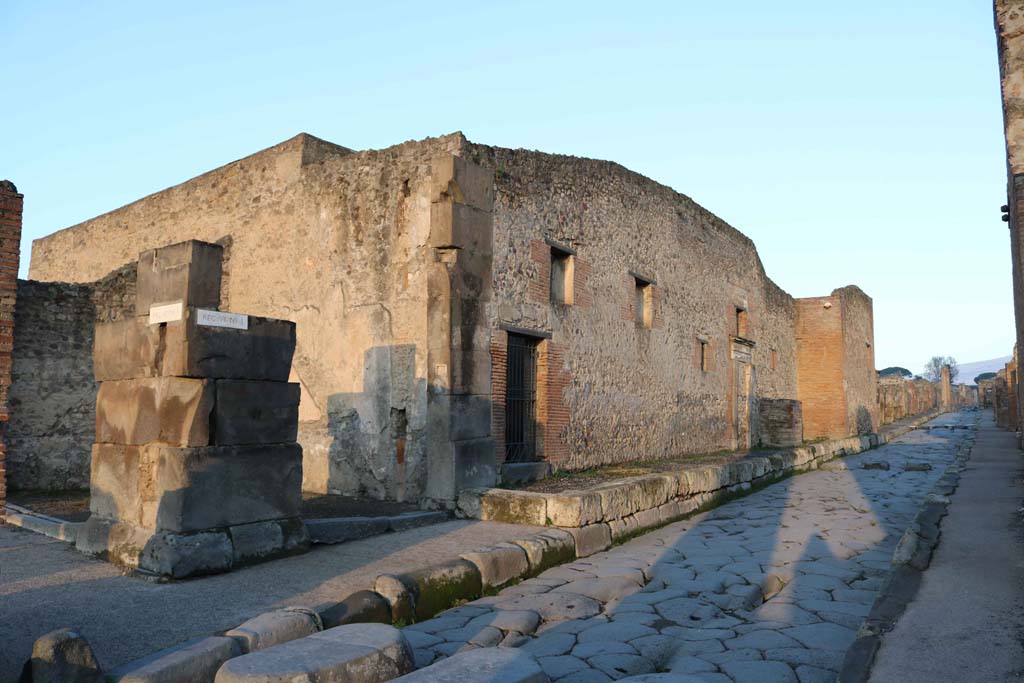 Via Stabiana, west side, December 2018.
Looking north along VII.1, the east side of the Stabian Baths. Photo courtesy of Aude Durand.
