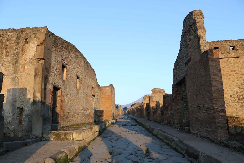 Via Stabiana, December 2018.
Looking north between VII.1, on left, and IX.1, on right, from Holconius’ crossroads. Photo courtesy of Aude Durand.
