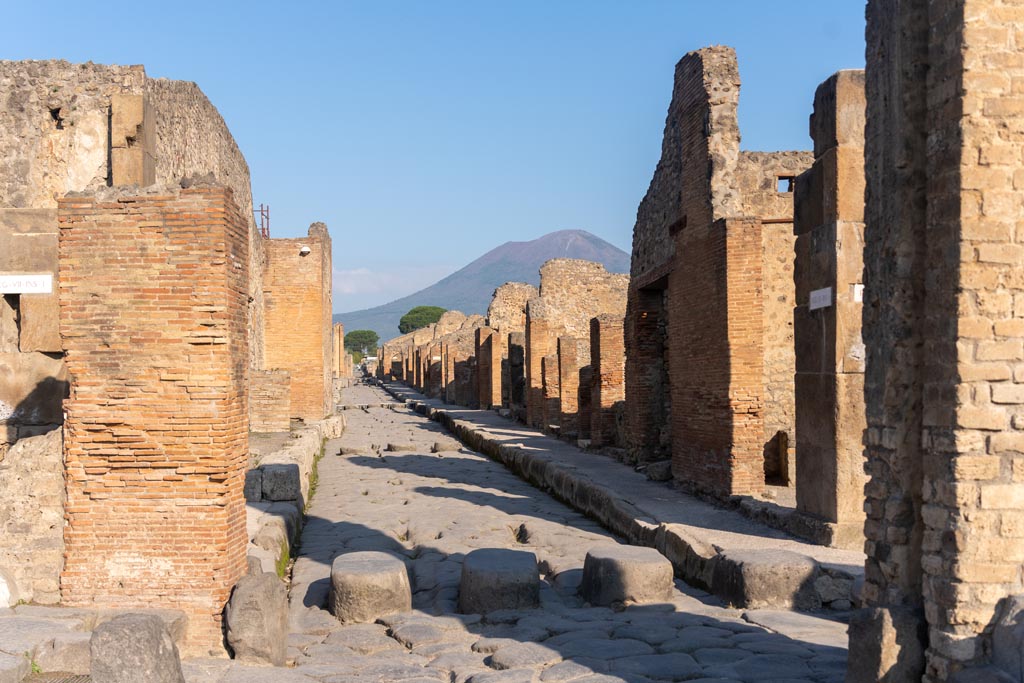 Via Stabiana, Pompeii. October 2023.
Looking north from Holconius’ crossroads between VII.1, on left, and IX.1, on right. Photo courtesy of Johannes Eber.